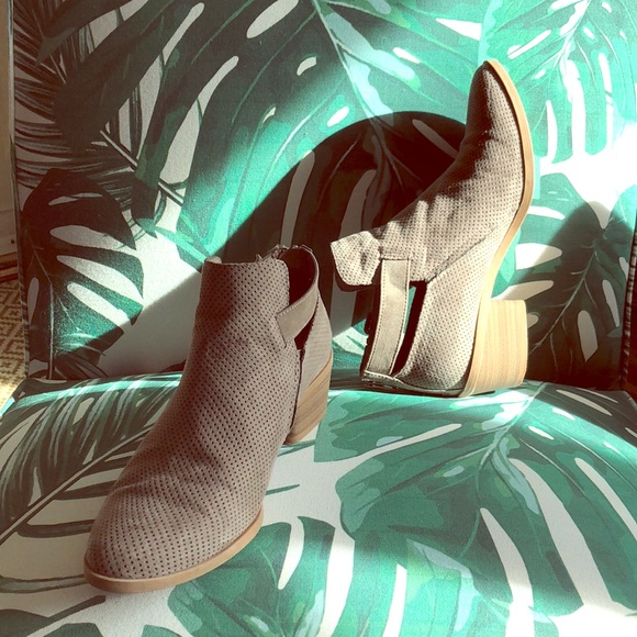 DV 7.5 Ankle Boot - Picture 3 of 3